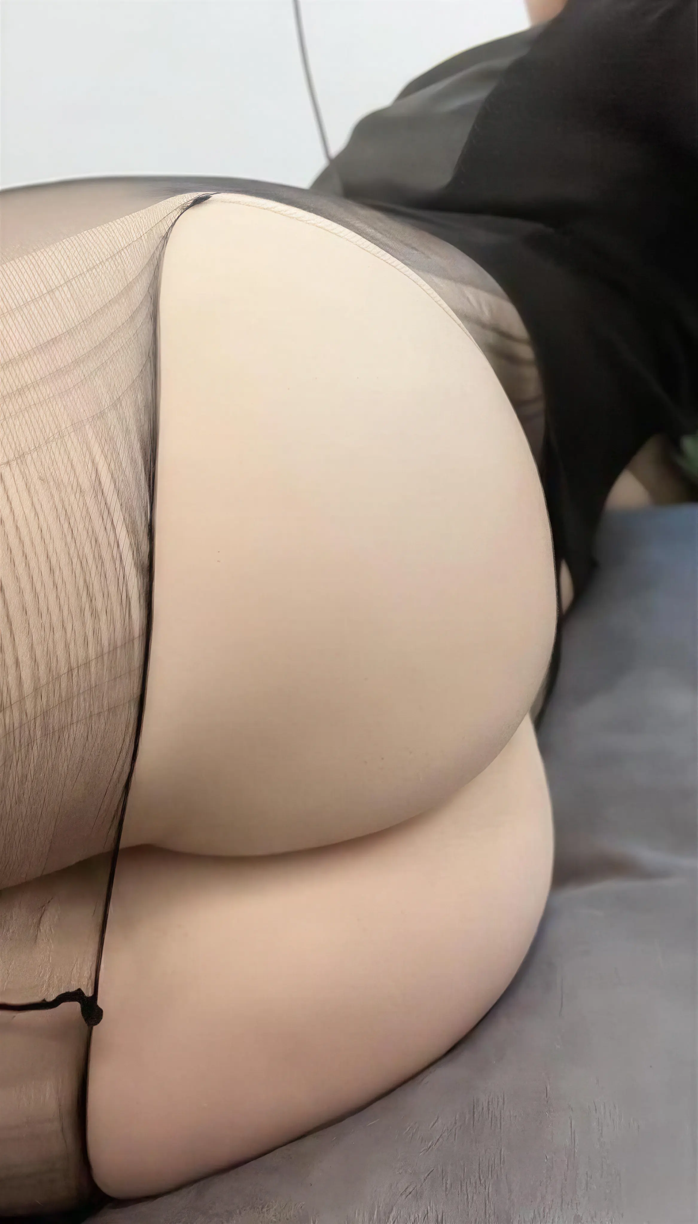 秋不吃鱼 – 黑色开裆丝袜大蜜桃怼脸 22P